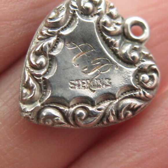 925 Sterling Silver Antique Victorian Repousse Heart Pendant (missing stone) - Picture 7 of 7
